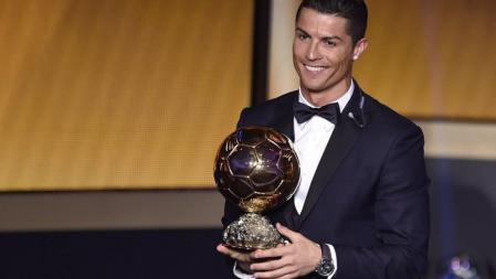 Cristiano Ronaldo sonríe mientras recibe el Balón de Oro 2014