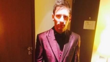 Leo Messi ha colgado una fotografía de su traje de Dolce & Gabbana justo antes de salir hacia la gala