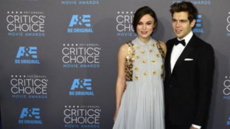 El músico británico James Righton y su esposa, la actriz británica Keira Knightley, a su llegada a la vigésima edición anual de los Critics' Choice Awards