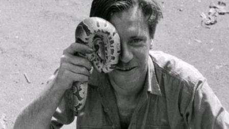 Gerald Durrell en una divertida fotografía en la que posa utilizando una serpiente enroscada a modo de monúclo (marzo 1964).
