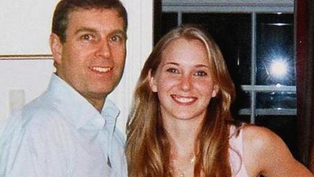 Imagen antigua del Principe Andrés de Inglaterra abrazando a Virginia Roberts, que le acusa de abusos