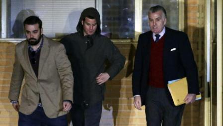 El extesorero del PP Luis Bárcenas, acompañado de su hijo Guillermo, a su salida de la prisión madrileña de Soto del Real