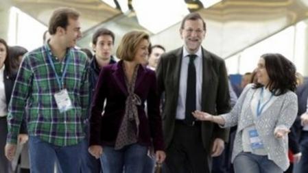El presidente del Gobierno, Mariano Rajoy (2d), y la secretaria general del Partido Popular, María Dolores de Cospedal (2i), junto a la presidenta nacional de NNGG, Beatriz Jurado (d), y el secretario general de NNGG, Javier Dorado (i), durante un acto con los jóvenes de Nuevas Generaciones, dentro de la convención nacional del PP.