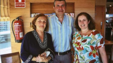 Paquita Sitzer, la pequeña de una familia de judíos detenidos en Les el 10 de octubre de 1942, con su hija Elizabeth y el historiador Josep Calvet