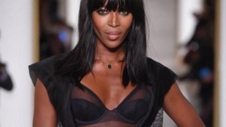 Naomi Campbell en el desfile de La Perla en la semana de la Alta Costura de París