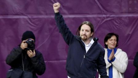 Pablo Iglesias, durante su intervención desde el escenario instalado en la Puerta del Sol de Madrid.