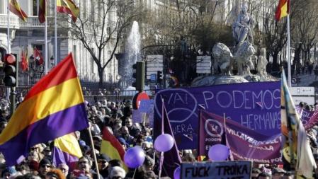 Miles personas aguardan junto a la fuente de La Cibeles para participar en la manifestación que Podemos ha convocado hoy bajo el lema 