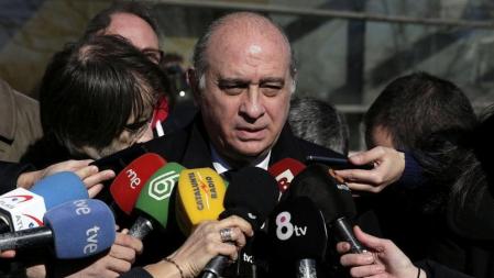 El ministro del Interior, Jorge Fernández Díaz, a su llegada al tanatorio.