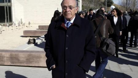 El presidente de CaixaBank, Isidre Fainé a su llegada al tanatorio tras la muerte de José Manuel Lara.