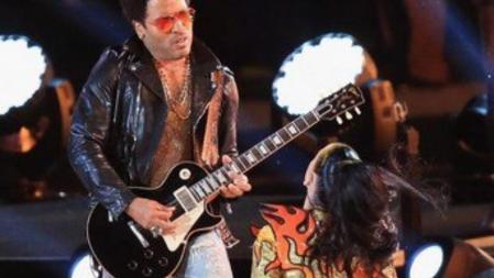Lenny Kravitz con Katy Perry en la final de la Super Bowl