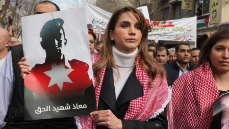 La reina de Jordania, Rania, se manifiesta en las calles de Ammán tras la muerte del piloto jordano