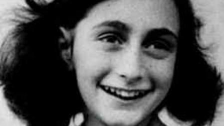Ana Frank posa sonriente en este retrato