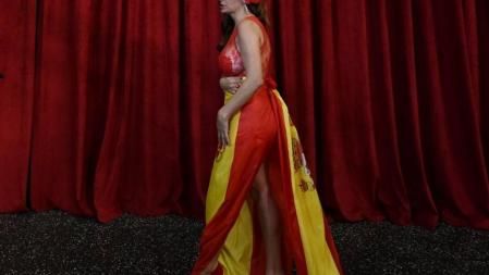 Sonia Monroy sobre la alfombra roja de los Oscar 2015 con un vestido con la bandera española gigante
