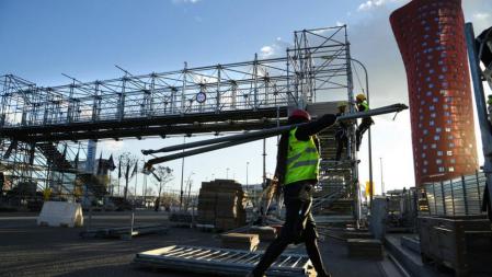 Operarios instalan pasarelas provisionales para que los peatones puedan acceder al MobileWorldCongress con mayor facilidad.