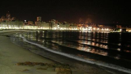 Imagen nocturna de la playa de Orzán