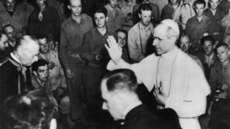 Pío XII bendice a un grupo de corresponsales de guerra poco después de la liberación de Roma, el 7 de junio de 1944