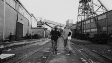 Dos mineros vuelven al trabajo en Gwent, Gales del sur, al finalizar la huelga minera que han mantenido durante un año contra el Gobierno de Margaret Thatcher