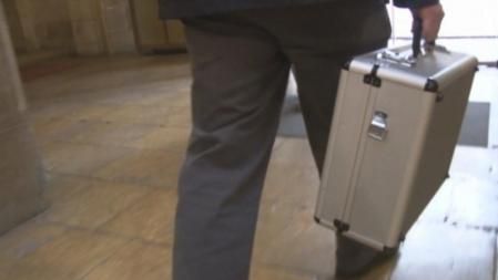 Un funcionario saliendo con información del Ayuntamiento de Lleida