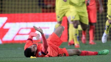 Sergio Busquets se retuerce de dolor durante el partido ante el Villarreal