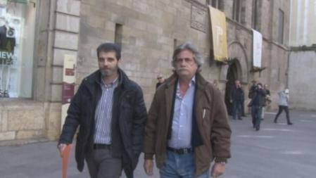 Funcionarios saliendo con papeles del consistorio de Lleida