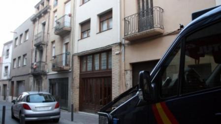 Un vehículo de la Policía Nacional y otro coche policial delante del domicilio de Piera donde se han hecho registros