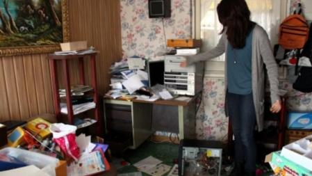 Una de las hijas mostrando como ha quedado el piso tras el registro policial