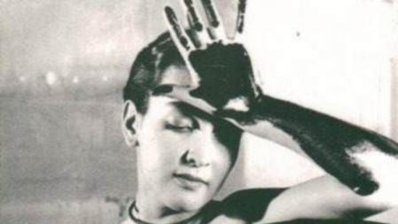 Retrato de Meret Oppenheim, por Man Ray