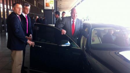 El rey Juan Carlos, en la estación de Sants, a donde ha llegado en AVE desde Madrid