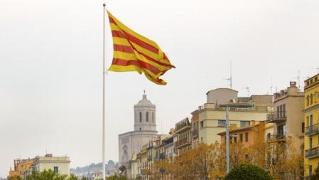Una gran senyera preside desde hace más de tres años y medio la plaza Catalunya de Girona