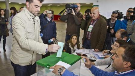 El candidato de Izquierda Unida a la Presidencia de la Junta de Andalucía, Antonio Maillo, ha ejercido su derecho al voto en la localidad onubense de Aracena