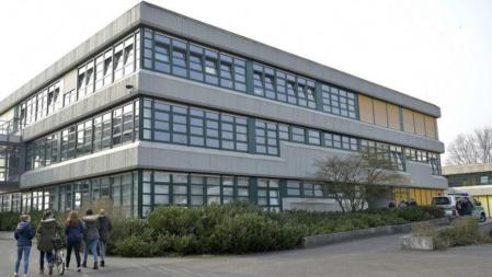 Alumnos frente al Joseph-König-Gymnasium de Haltern am See, en Alemania