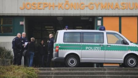 Agentes de la policía alemana frente al Joseph-König-Gymnasium de Haltern am See