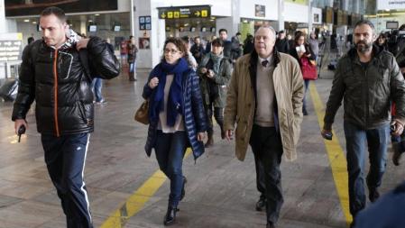 Familiares de los pasajeros del avión Airbus A 320 que se ha estrellado hoy en los Alpes Haute Provence, en el sur de Francia, a su llegada para informarse al aeropuerto de Barcelona de donde había despegado con destino a Dusseldorf con 148 personas a bordo, entre pasajeros y tripulación