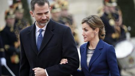 Felipe VI y la reina Letizia (R) caminan por el Eliseo donde se han encontrado con Francois Hollande