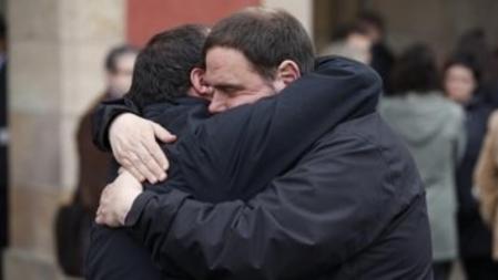Los líderes de ERC, Oriol Junqueras y de la CUP, David Fernández, se abrazan al finalizar el minuto de silencio, realizado hoy a las puertas del Parlament de Catalunya, en señal de duelo por el siniestro del avión en el que viajaban de Barcelona a Dusseldorf 150 personas, 45 de ellos con apellido español que se estrelló en los Alpes franceses.