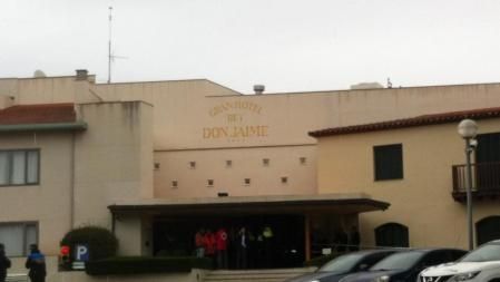 En el Hotel Rey Don Jaime de Castelldefels se mantienen reunidos los familiares de las víctimas del accidente de avión de Germanwings