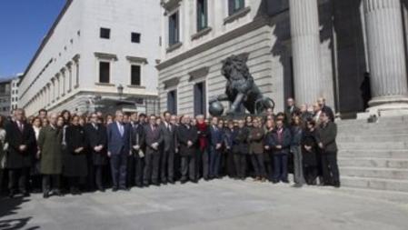 Minuto de silencio en el Congreso de los Diputados por accidente del vuelo Barcelona - Dusseldorf que se ha estrellado en los Alpes franceses.