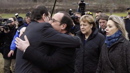 El presidente del Gobierno español, Mariano Rajoy,y el presidente francés, François Hollande, se abrazan en presencia de la canciller alemana, Angela Merkel, a su llegada a la pequeña localidad de los Alpes franceses