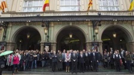 Personal del Gran Teatro del Liceo de Barcelona se ha congregado este mediodía ante la puerta principal donde han guardado dos minutos de silencio en recuerdo a los dos cantantes de ópera alemanes, el barítono Oleg Bryjak y su esposa la contralto, Maria Radner.