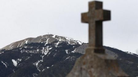 Vista de la cordillera alpina, con restos de nieve en las cumbres más altas, desde el cementerio de Seyne-les-Alpes, una localidad traumatizada por el accidente del martes