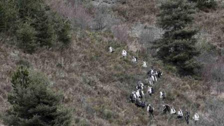 Militares franceses, dirigiéndose hacia el lugar del accidente. Jean-Paul Pelissier