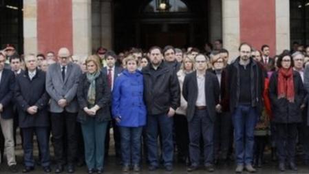 Diputados y personal de Parlament de Catalunya realizaron hoy un minuto de silencio en señal de duelo por el siniestro del avión en el que viajaban de Barcelona a Dusseldorf 150 personas, 45 de ellos con apellido español que, se estrello en los Alpes franceses.