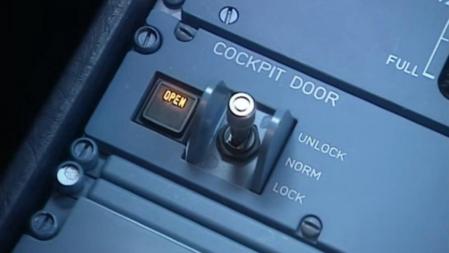 Piloto que se usa desde la cabina para abrir o cerrar la puerta