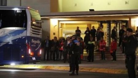 Algunos de los familiares de los fallecidos en el avión de Germanwings que se estrelló ayer con 150 personas a bordo, acompañados por psicólogos, técnicos del Sistema de Emergencias Médicas (SEM) y personal de la Cruz Roja, antes de partir esta noche en autocar, hacia Marsella (Francia).