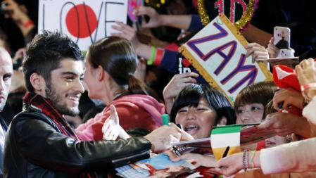 Zayn Malik de One Direction, firmando autógrafos