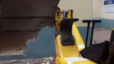 Trozo de pared derribada durante el acto institucional en el Centro Abierto de La Model, que atendía a casi 200 presos de tercer grado