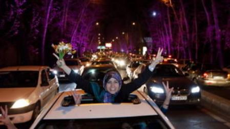 Iraníes celebran en una calle de Teherán el pacto nuclear