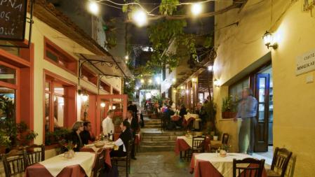 Una de las calles del barrio de Plaka de Atenas