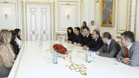 Las hermanas Kardashian, Kim y Khloe con el Primer Ministro Armenio Hovik Abrahamyán