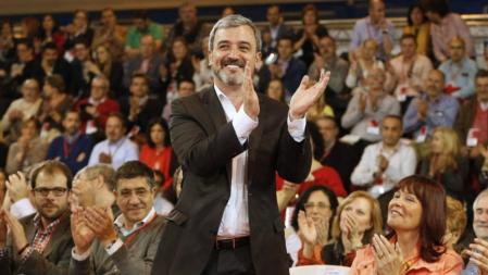 Jaume Collboni, candidato del PSOE para la alcaldía de Barcelona, saluda a los asistentes a la conferencia municipal del PSOE